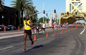 Chipangama performs a completely unnecessary shoulder check as he races to the finish at Sactown 10. (SRN photo) 